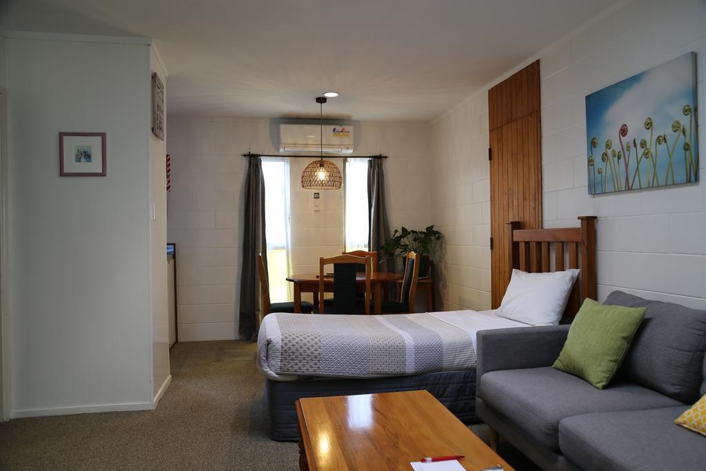 Papakura Motor Lodge & Motel Exterior photo